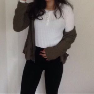 💫SLEEK💫 Body Hugging White Button Down Top